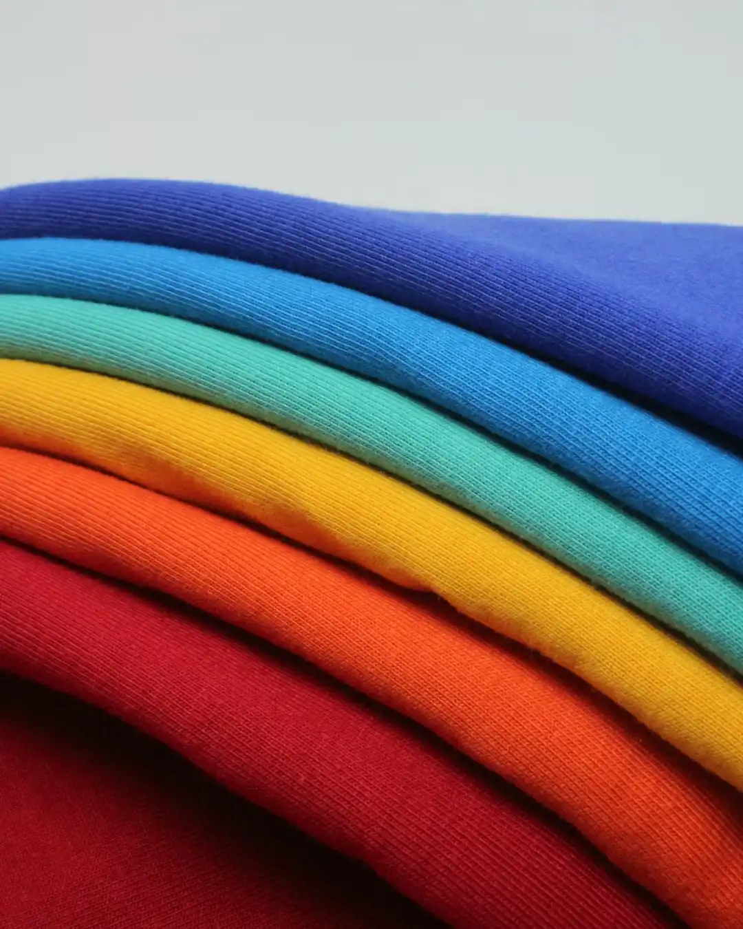 Farbenfrohe Abschlusspullover Kollektion